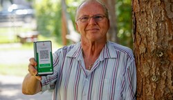 Pensionist Robert Schmidt kann nicht nach Kroatien auf Urlaub fahren, obwohl sein Grüner Pass im Inland offiziell gültig ist. (Bild: Tschepp Markus)