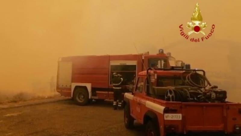 Die italienischen Einsatzkräfte kommen mit dem Löschen der zahlreichen Brände kaum noch nach. (Bild: AFP/Vigili del Fuoco)