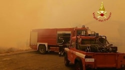 Die italienischen Einsatzkräfte kommen mit dem Löschen der zahlreichen Brände kaum noch nach. (Bild: AFP/Vigili del Fuoco)