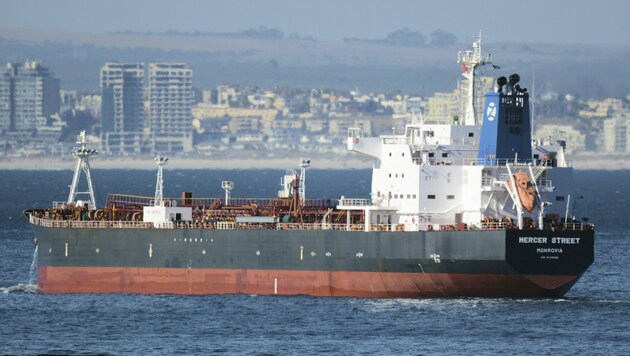 Der Tanker Mercer Street vor der Küste Südafrikas (Bild: AP)