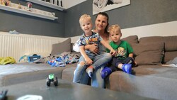 Sandra Sonnlechner mit ihren Zwillingen Mico (li.) und Noah beklagt den Personalmangel im Kindergarten im 23. Bezirk. (Bild: Gerhard Bartel)