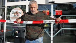 Der Grazer Reptilienexperte Werner Stangl durchsuchte den Supermarkt, konnte die Giftspinne aber nicht finden. (Bild: Jürgen Radspieler)