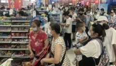 Menschen drängen sich in einem Supermarkt in Wuhan. In anderen chinesischen Städten wurden aus Angst vor der Delta-Variante bereits Lockdowns verhängt. (Bild: APA/AFP/STR)