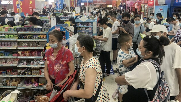 Menschen drängen sich in einem Supermarkt in Wuhan. In anderen chinesischen Städten wurden aus Angst vor der Delta-Variante bereits Lockdowns verhängt. (Bild: APA/AFP/STR)
