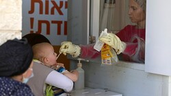 Corona-Test bei einem Kind in Jerusalem (Bild: AFP)
