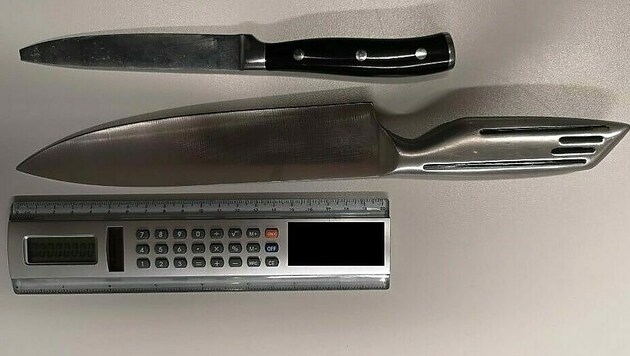 Mit diesen Messern bedrohte der 36-Jährige seine Familie. (Bild: LPD Wien)