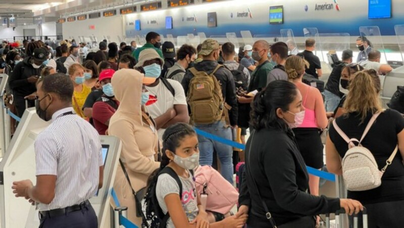 Reisende am Flughafen in Miami (Bild: Daniel SLIM / AFP)