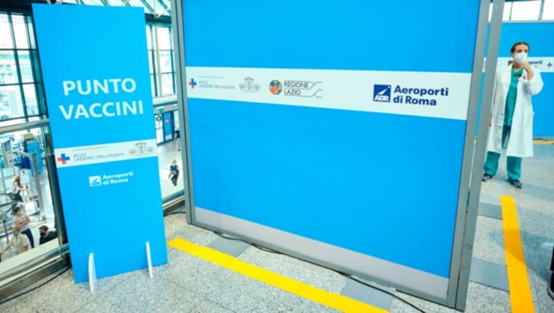 Am Flughafen Rom Fiumicino können Reisende bei Vorlage ihres Flugtickets auch gleich eine Impfung erhalten. (Bild: Mauro Scrobogna/LaPresse via AP)