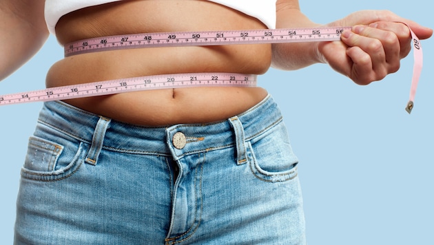 If you mainly gain weight on your stomach, hormones may be to blame. (Bild: ©Dmytro Flisak - stock.adobe.com)