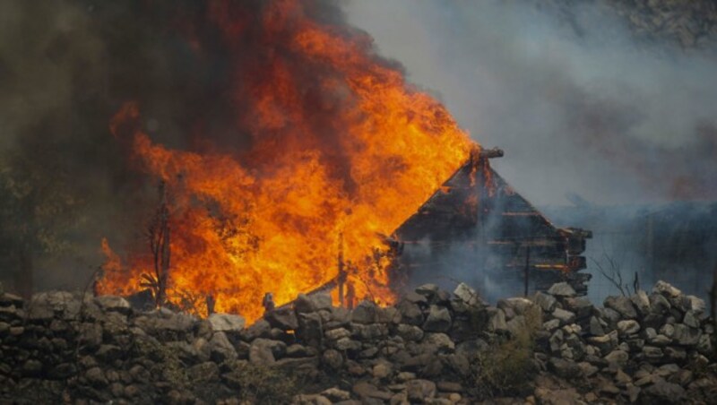 Ein Haus in der türkischen Urlaubsregion Bodrum brannte komplett ab. (Bild: The Associated Press)