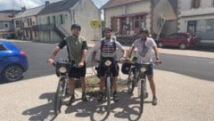 Die beiden RHC Dornbirn-Cracks Roche Brunner (li.) und Thomas Kessler (re.) begleiten ihren langjährigen spanischen Teamkollegen Angel Mirantes (M.) auf dem „Heimweg“ nach Santiago de Compostela. (Bild: Privat)