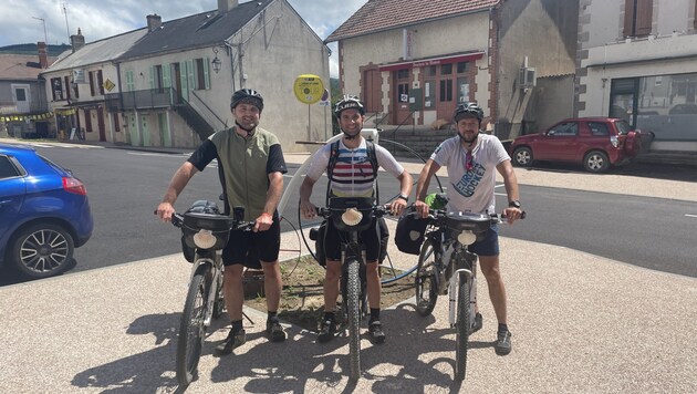 Die beiden RHC Dornbirn-Cracks Roche Brunner (li.) und Thomas Kessler (re.) begleiten ihren langjährigen spanischen Teamkollegen Angel Mirantes (M.) auf dem „Heimweg“ nach Santiago de Compostela. (Bild: Privat)