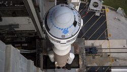 Ein erster - eigentlich für das Frühjahr geplanter - bemannter Testflug des Raumschiffes „Starliner“ zur Internationalen Raumstation ISS verzögert sich neuerlich. (Bild: AFP/NASA/Aubrey Gemignani)