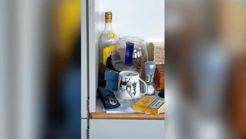 Schränke prall gefüllt mit Spirituosen und Zigaretten (Bild: krone.tv)