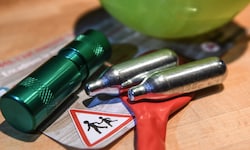 Kartuschen mit Lachgas - die Partydroge wird über einen Luftballon konsumiert.