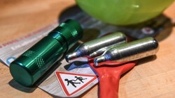 Kartuschen mit Lachgas - die Partydroge wird über einen Luftballon konsumiert.