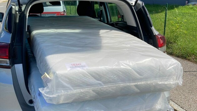 So transportierte der 57-Jährige seine Matratzen. (Bild: Landespolizeidirektion Salzburg)