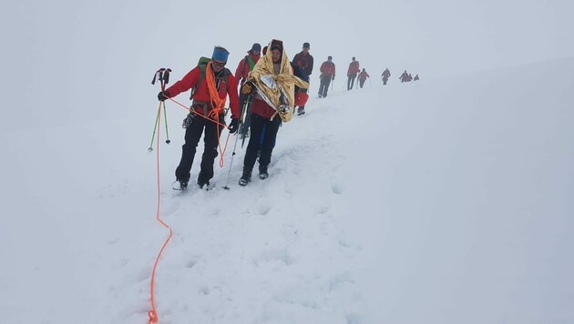 Der Mann und die Frau waren im Zuge einer geführten Bergtour in die Gletscherspalte gestürzt. (Bild: Bergrettung Prägraten)