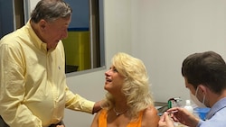 Richard Lugner steht Sonja Schönanger beim Impfen bei (Bild: zVg)