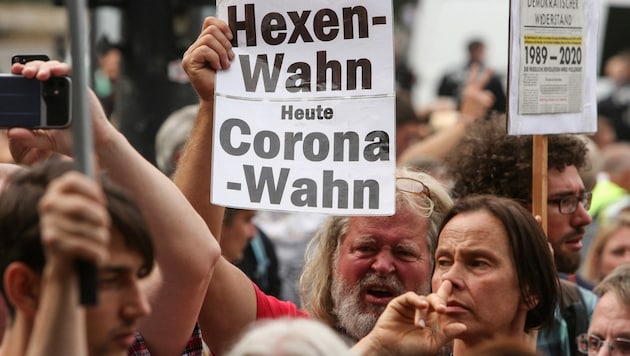 Viele Teilnehmer der Corona-Demos sind sehr aufgeschlossen für Verschwörungstheorien. (Bild: AFP/Adam Berry)