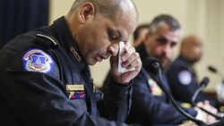 U.S. Capitol Police Sgt. Aquilino Gonell kämpft bei einer Anhörung über die Krawalle am 6. Jänner mit den Tränen. (Bild: Oliver Contreras/The New York Times via AP, Pool)