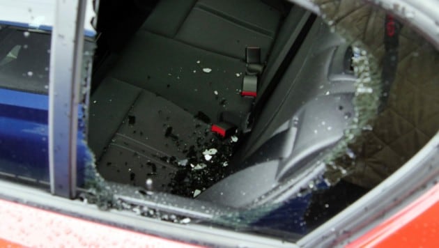 Ein unbekannter Täter schlug die Scheibe eines Autos in Gmünd ein und stahl die Geldbörse. (Symbolbild) (Bild: Augstein)