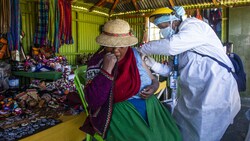 Eine Frau wird in Peru gegen Corona geimpft. Zuerst tauchte die Lambda-Variante in dem südamerikanischen Land auf. (Bild: APA/AFP/Carlos MAMANI)