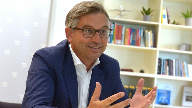 Magnus Brunner (ÖVP) ist als Staatssekretär eigentlich für die Luftfahrt zuständig. (Bild: APA/Herbert Pfarrhofer)