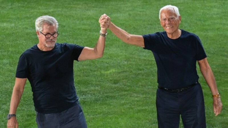 Giorgio Armani (re.) mit Leo Dell‘Orco bei der Vorstellung der Kollektion 2022 (Bild: APA/AFP/MIGUEL MEDINA)