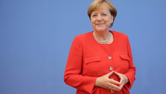 Bundeskanzlerin Angela Merkel strahlt mit ihrem knalligen Blazer um die Wette. (Bild: APA/dpa/Michael Kappeler)