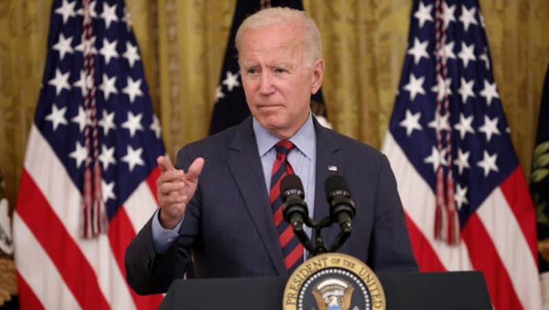 In einem ungewöhnlichen Schritt forderte Biden seinen Parteikollegen zum Rücktritt auf. (Bild: APA/AFP/Getty Images/Win McNamee)