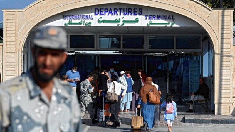 Der Flughafen von Kabul - stetig näher rückende Taliban-Truppen verstärken die Problematik von Abschiebungen in das Land. (Bild: AFP/Sajjad Hussain)