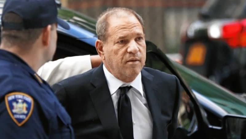 Harvey Weinstein: Die Vorwürfe gegen den Filmproduzenten legten den Grundstein für #MeToo. Stars wie Angelina Jolie und Salma Hayek outeten sich als Opfer, Weinstein soll in 30 Jahren zahlreiche Frauen belästigt und auch vergewaltigt haben. Aufgrund der Vorwürfe wurde er von seinem Unternehmen entlassen, seine Ehefrau trennte sich von ihm. Er wurde zu 23 Jahren Gefängnis verurteilt. (Bild: AFP/Getty Images)