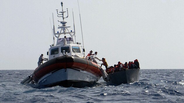 Die Sea-Watch 3 nimmt Migranten auf. (Bild: ASSOCIATED PRESS)