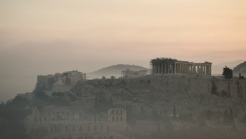 Die in Rauch gehüllte Akropolis (Bild: APA/AFP/Louisa Gouliamaki)