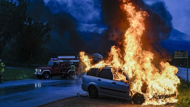 Meterhohe Flammen stiegen beim Fahrzeug auf. (Bild: Zeitungsfoto.at/Team)