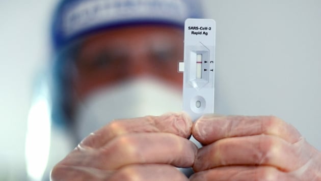 Binnen 24 Stunden haben sich 192 Burgenländer mit Corona infiziert. (Bild: APA/AFP/Ina Fassbender)