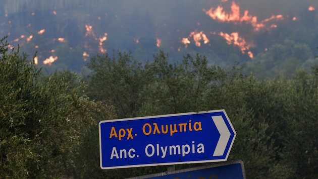 Die Flammen kamen den antiken Stätten in Olympia gefährlich nahe. (Bild: AP)