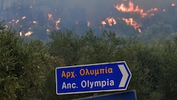 Die Flammen kamen den antiken Stätten in Olympia gefährlich nahe. (Bild: AP)