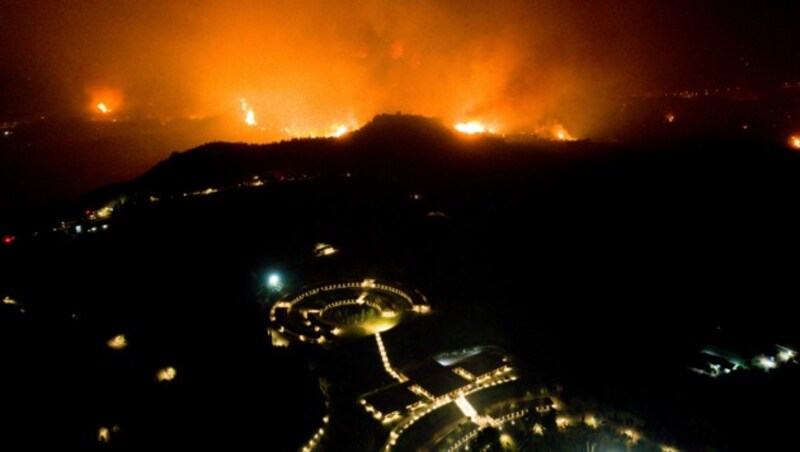 Die ganze Nacht kämpften Feuerwehrleute gegen die Brände nahe der antiken Stätten von Olympia. (Bild: APA/AFP/Eurokinissi)