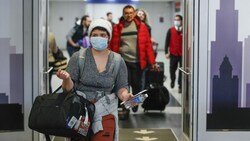 Laut Berichten könnte die Einreise in die Vereinigten Staaten - egal aus welchem Land - künftig nur geimpften Personen erlaubt sein. (Bild: APA/AFP/KAMIL KRZACZYNSKI)