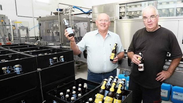 Braumeister Peter Döllinger (re.) stößt mit Ortschef Klaus Schütz auf das Weizenbier an. (Bild: Judt Reinhard)