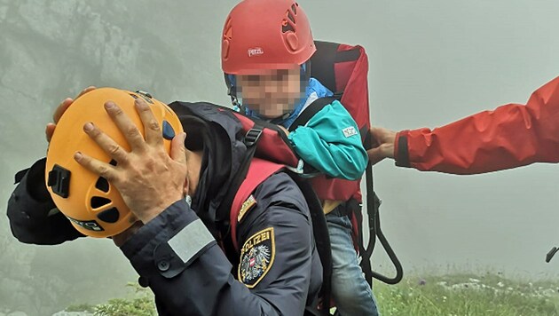 Der kleine Bub wurde ins Tal getragen. (Bild: Bergrettung Ebensee)