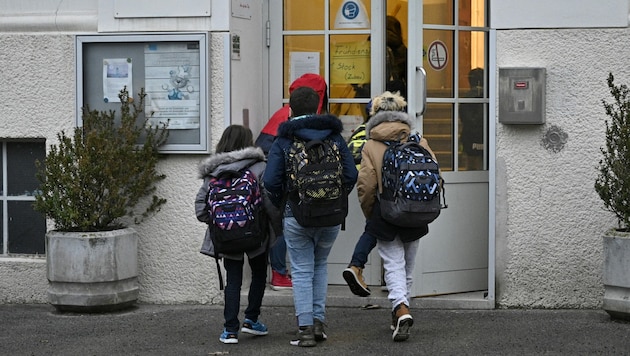 Wer sein Kind vom Schulunterricht abmeldet, muss künftig ein verpflichtendes Reflexionsgespräch führen. (Bild: APA/Hans Punz (Symbolbild))