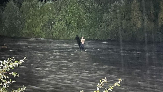 Ein Urlauber konnte sich selbst nicht mehr helfen und musste von einer Sandbank inmitten des Flusses gerettet werden. (Bild: Polizei Salzburg)