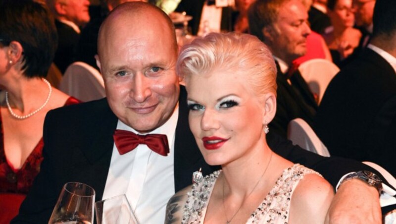 Melanie Müller mit Ehemann Mike Blümer beim 23. Leipziger Opernball 2017 in der Oper Leipzig (Bild: Frederic Kern / Action Press / picturedesk.com)