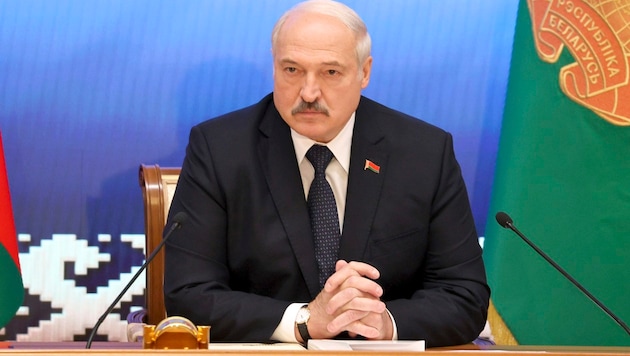 Der weißrussische Präsident Alexander Lukaschenko ist derzeit auf Staatsbesuch in China. (Bild: AP)