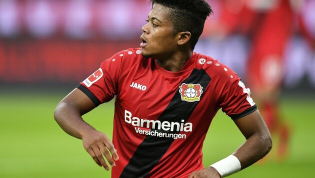 Von Leverkusen zu Aston Villa: Anif freut sich mit Leon Bailey. (Bild: SASCHA STEINBACH)