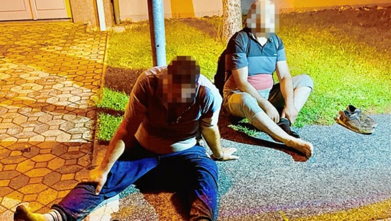 Polizisten stellten zwei Syrer mitten in Kroatisch Geresdorf. (Bild: Christian Schulter)