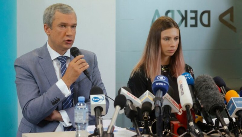 Kristina Timanowskaja und der weißrussische Oppositionelle Pawel Latuschka bei der Pressekonferenz in Warschau (Bild: AFP/Wojtek Radwanski)